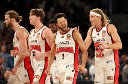 开云体育官网-包含爵士队积极备战，球员们团结一心向前冲的词条