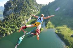 开云体育入口-孤胆英雄与团队胜利，C罗扛起全队，塞维利亚击败巴萨的战术启示