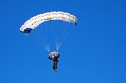 开云体育-当足球绝杀与赛道狂飙相遇，哥伦比亚的最后一舞与奥亚尔萨瓦尔的冠军接管