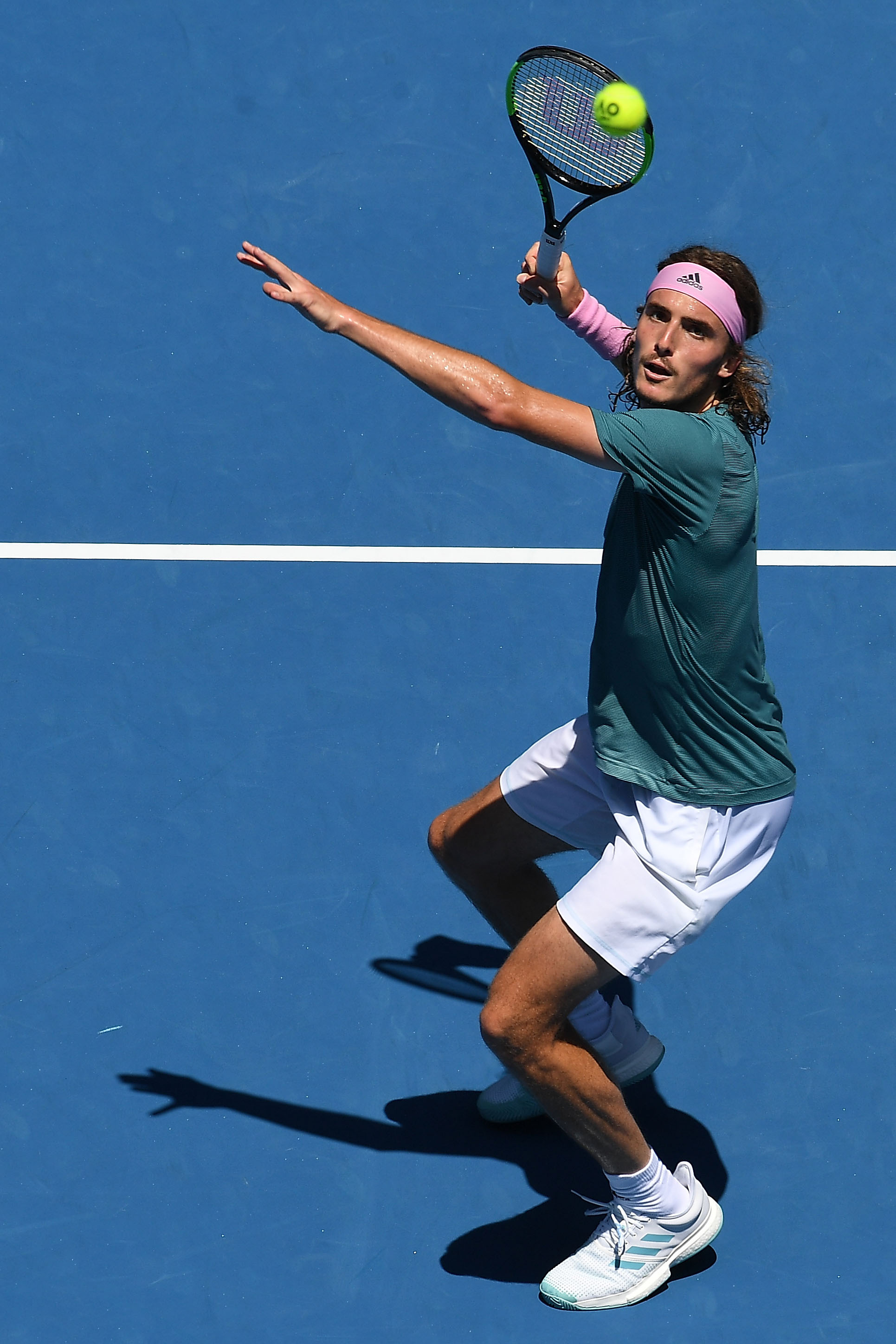 关于美国网球队险胜英国网球队，西西帕斯制霸全场的信息