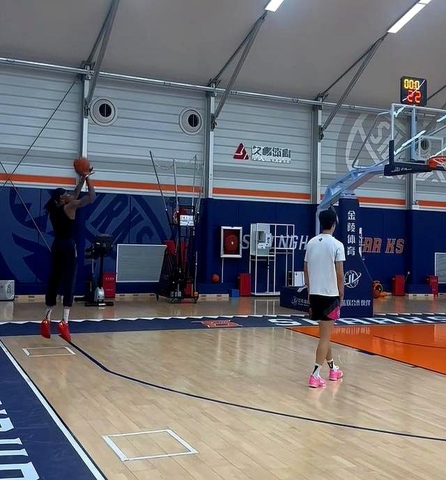 球员团队作战，篮球比拼劲爆