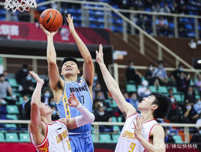 天津队轻取北京队，布克统治全场