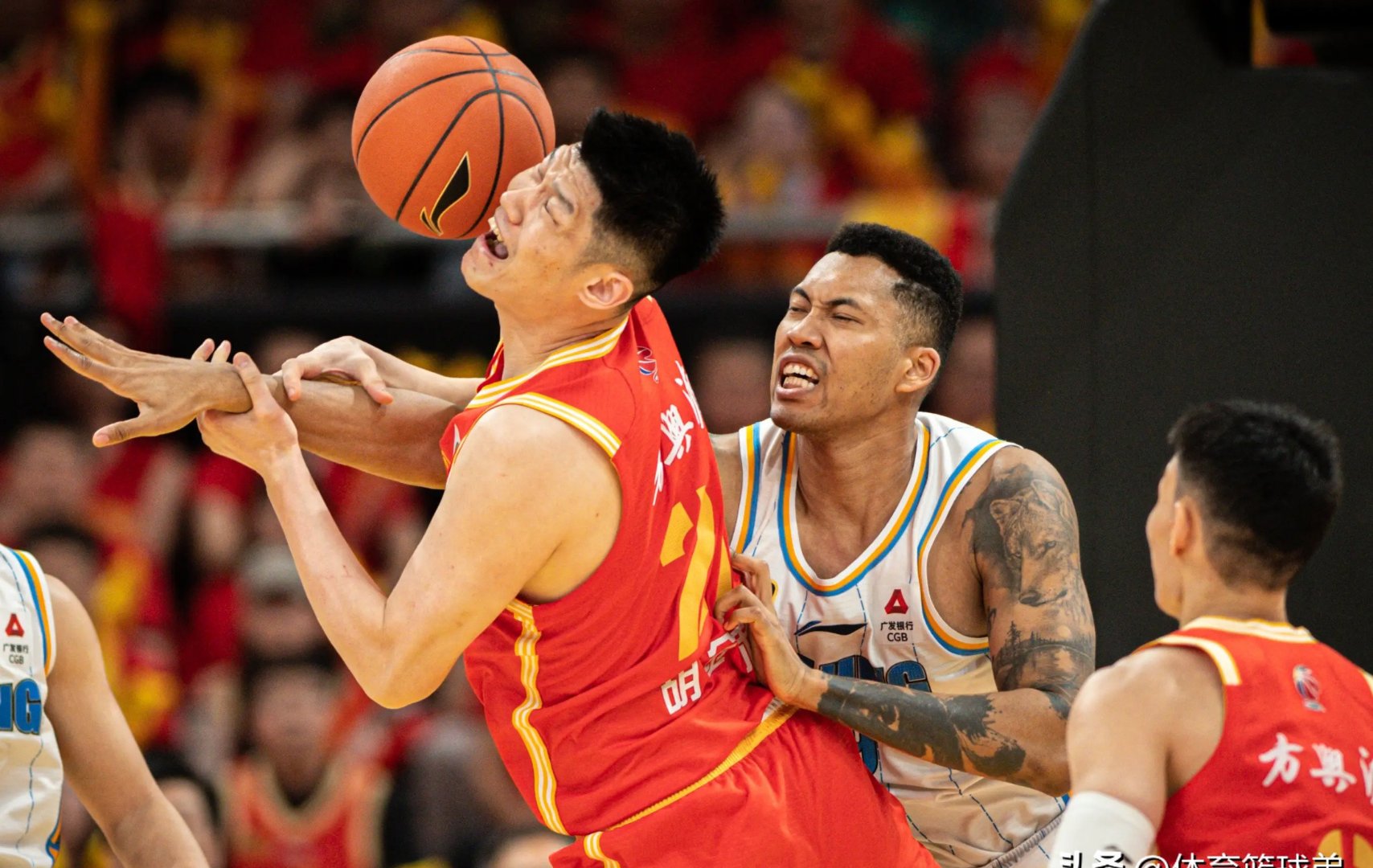 篮球领袖积极奋战,呼吁队员团结一致向前冲的简单介绍 篮球领袖积极奋战,呼吁队员团结一致向前冲的简单介绍