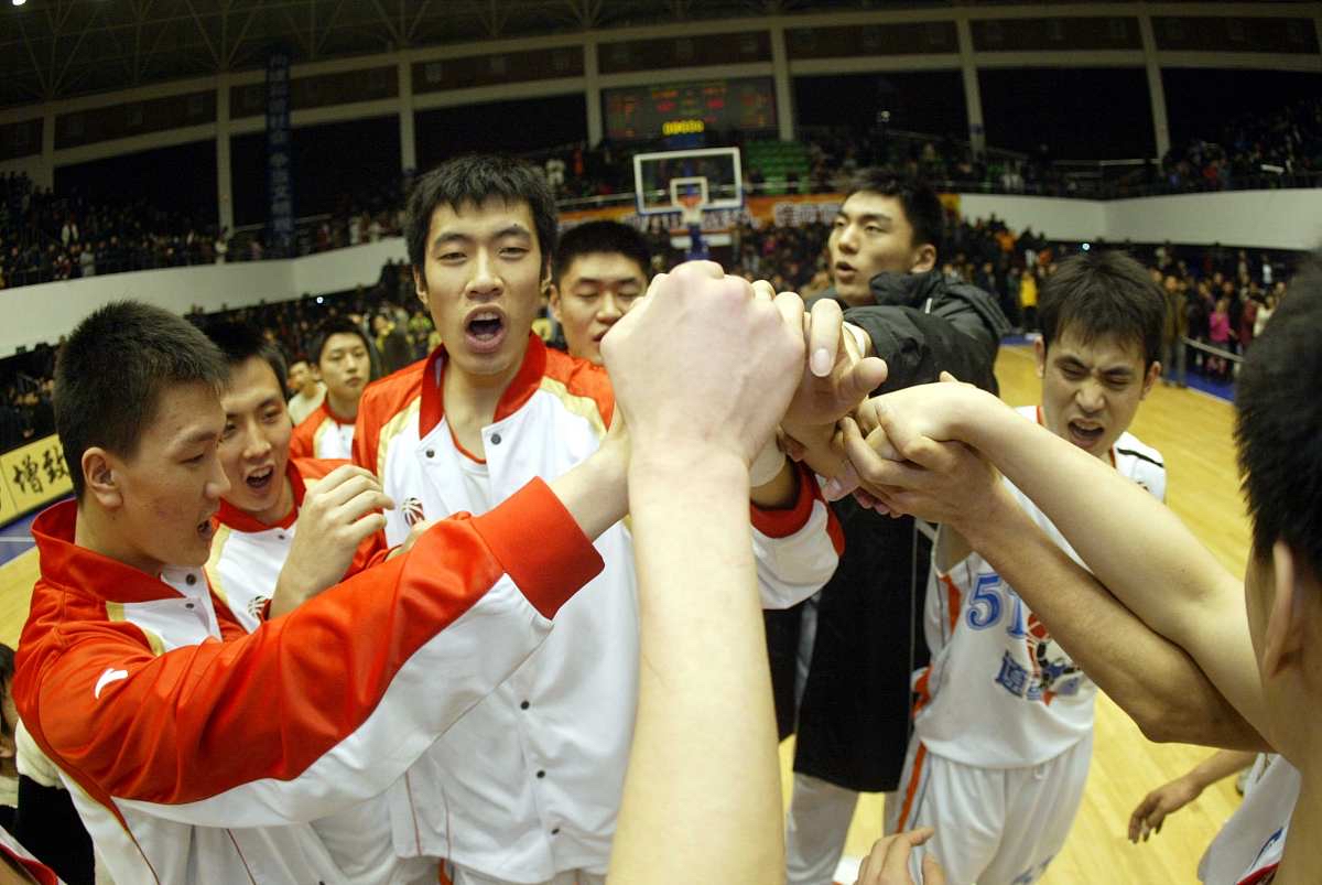 篮球领袖积极奋战,呼吁队员团结一致向前冲的简单介绍 篮球领袖积极奋战,呼吁队员团结一致向前冲的简单介绍