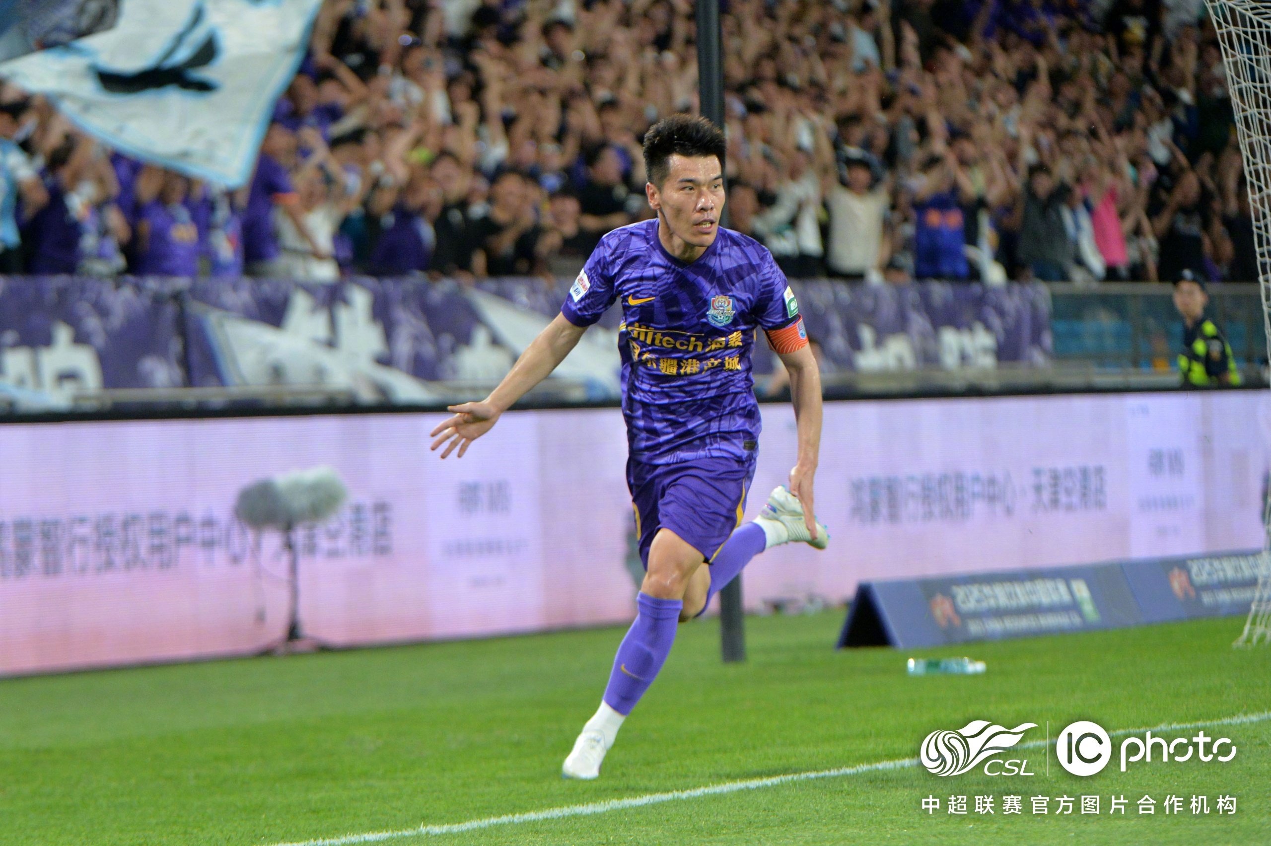 包含恒大门将出色表现，助球队紧咬亚冠席位的词条