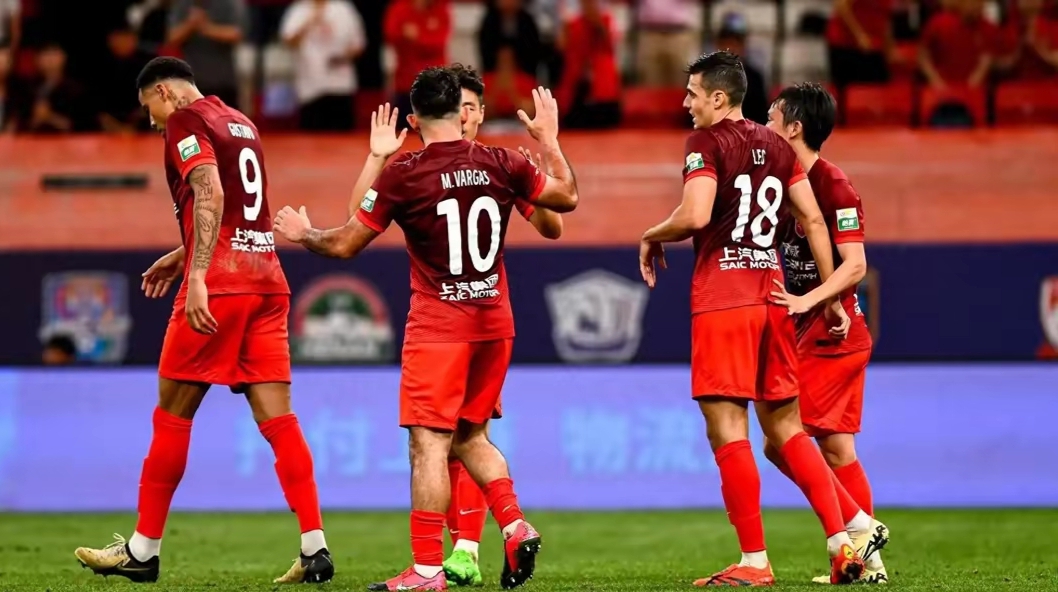 包含冬季转会市场传闻不断，多支球队争相签约的词条