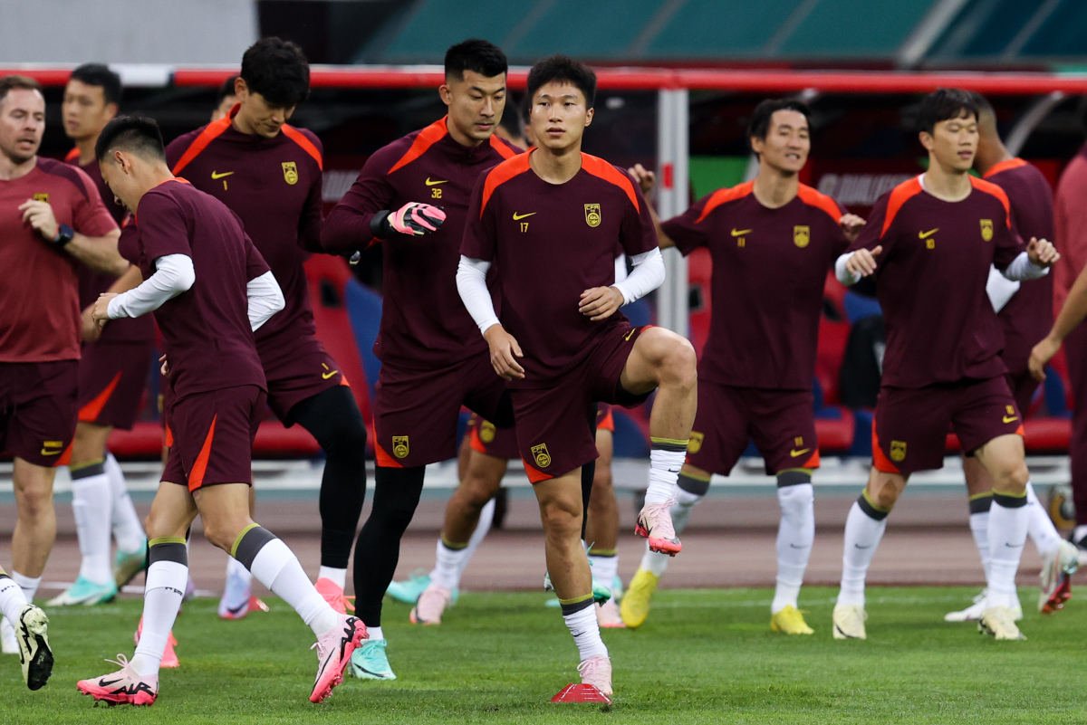 中国球员在足球赛场上表现出众