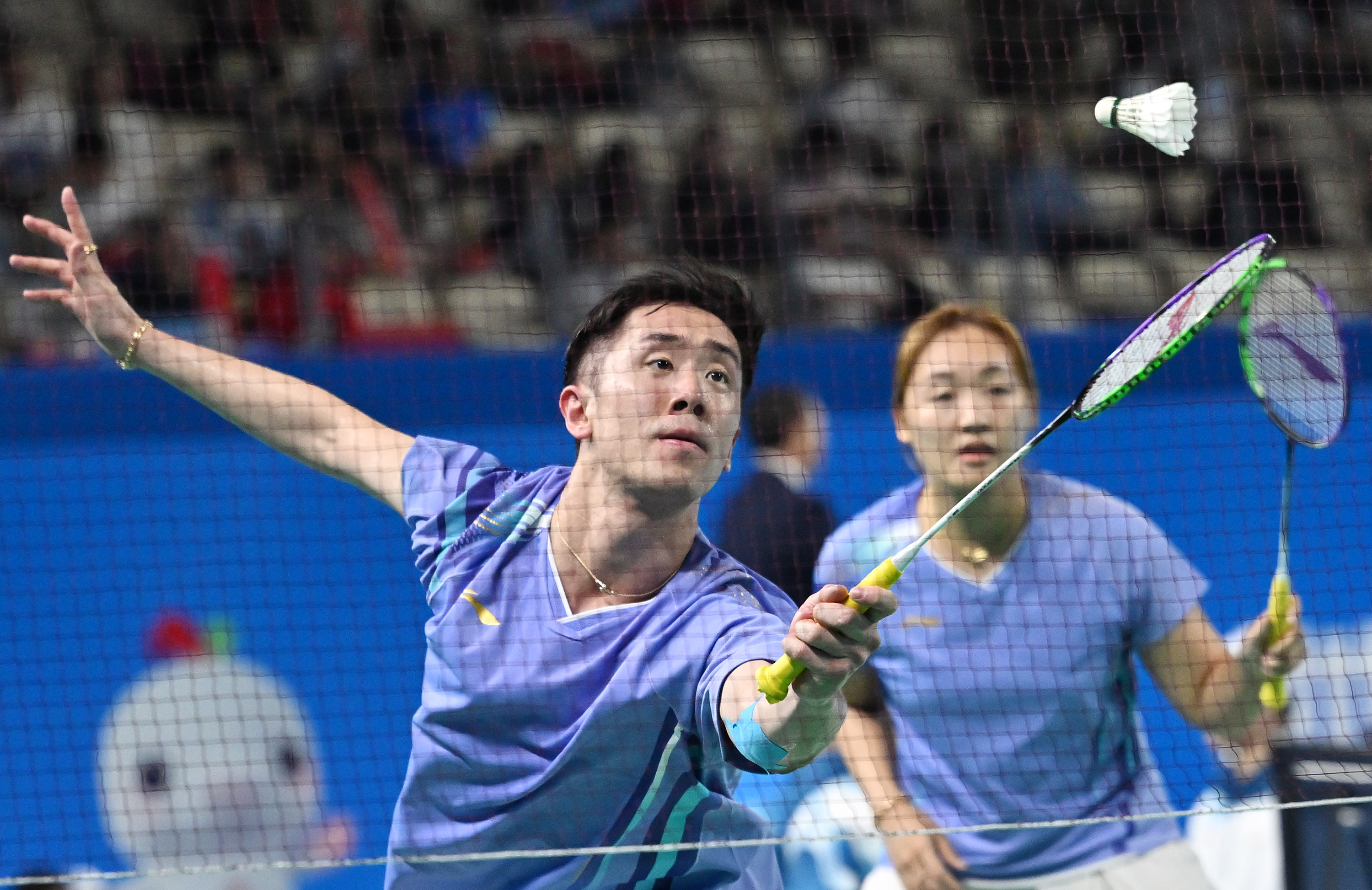 羽毛球选手冷静应战夺得混双金牌