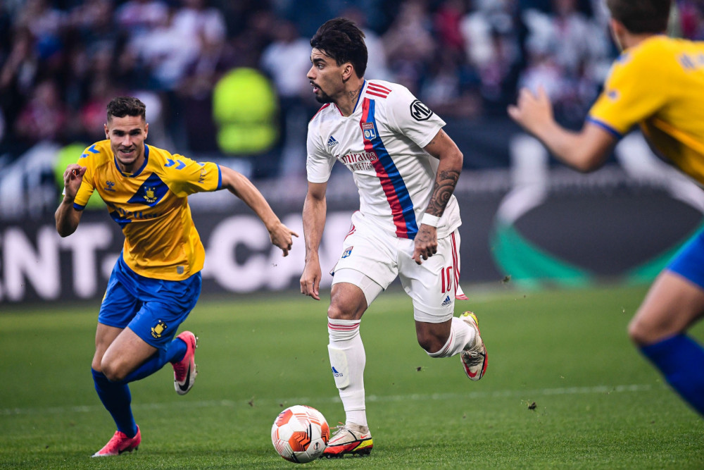 包含里昂客场大胜尼姆，稳坐积分榜榜首的词条