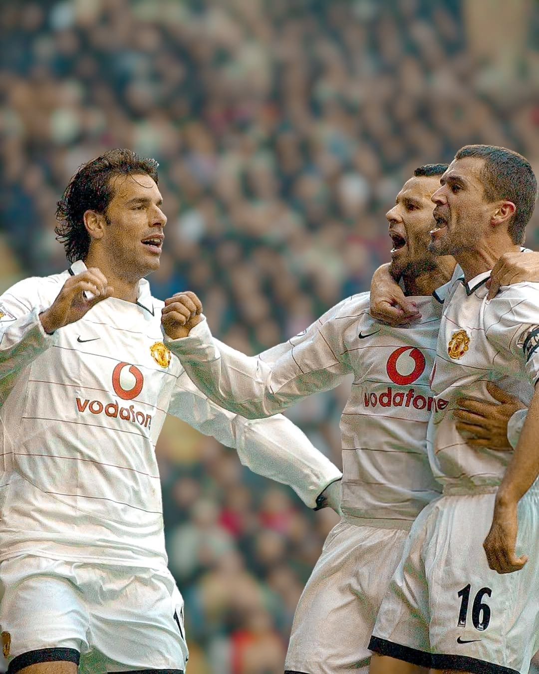 里尔足球俱乐部球员团结一心，追逐胜利的简单介绍