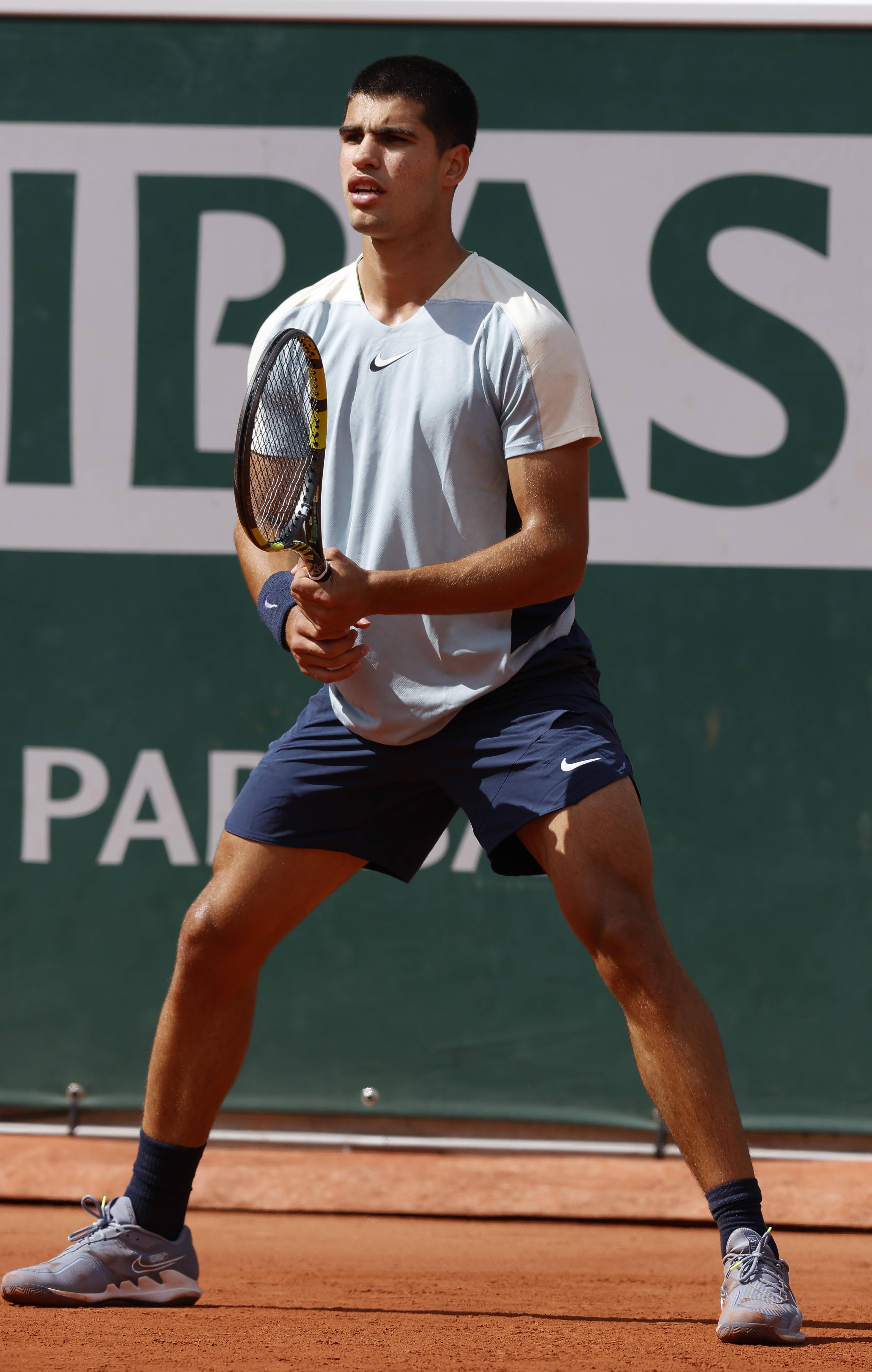 包含澳大利亚网球队绝杀法国网球队，阿尔卡拉斯送出助攻的词条