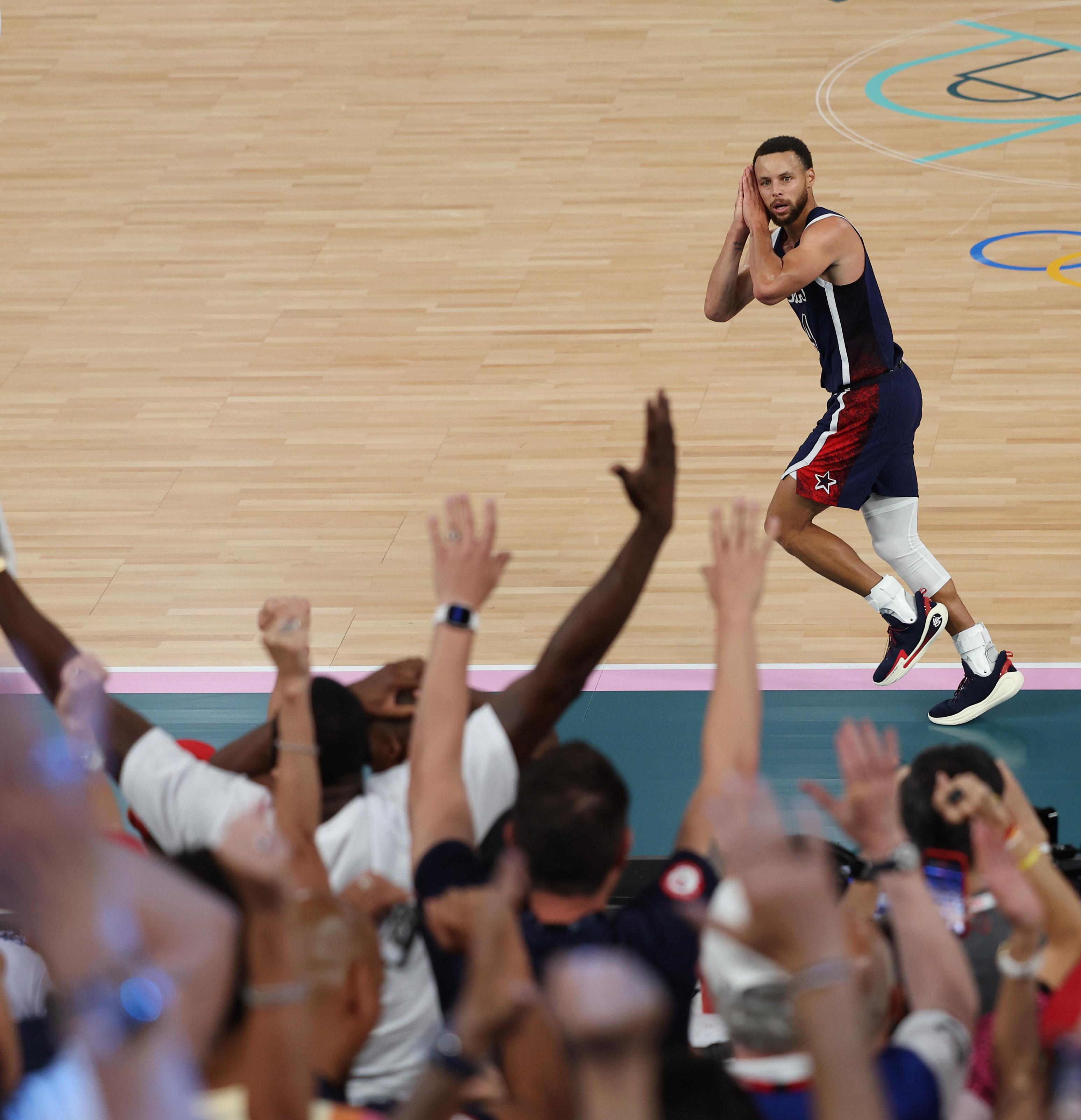 塞尔维亚男篮绝地反击鹈鹕，欧文送出助攻的简单介绍