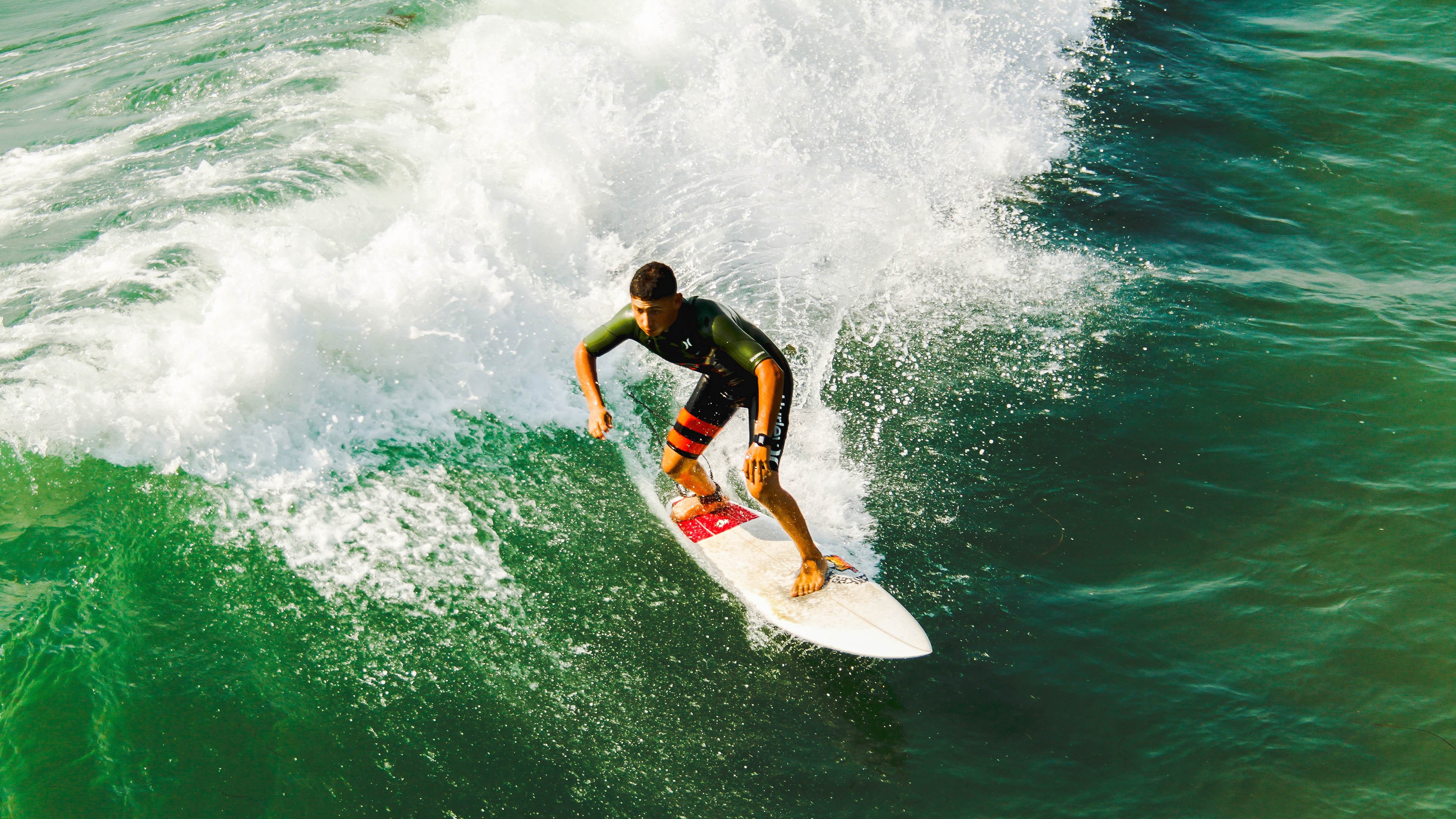 欧冠淘汰赛之夜，当世界屏息，唯本泽马如恒星般稳定燃烧