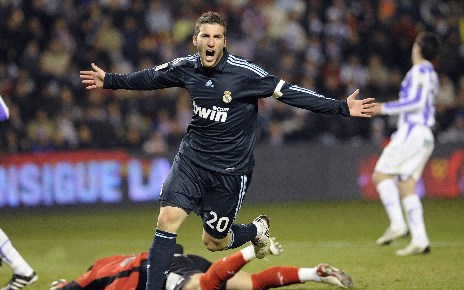 福登关键制胜，阿尔及利亚力克智利挺进争冠战